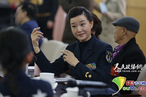 3月4日下午，在全国政协文艺26组的小组讨论会上，宋祖英熟练地用手语与邰丽华交流。中国青年网记者　张炎良　摄2