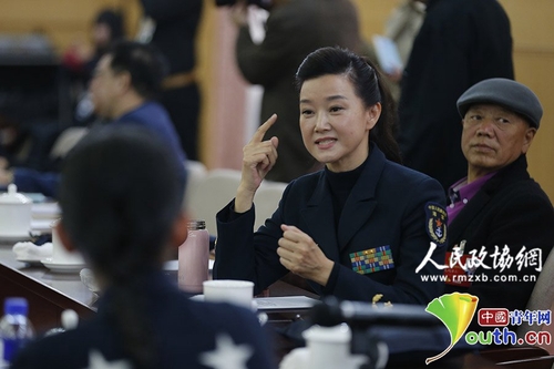中国青年网北京3月4日电（记者　张炎良）3月4日，全国政协十二届四次会议开始首日的小组会议，审议常委会工作报告和提案工作情况报告。在文艺界别小组讨论会中，宋祖英委员用手语与邰丽华委员交流，引得现场“长枪短炮”快门声不断。