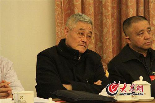 赵本山在小组会议现场。