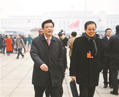 吉林(左一)步入会场