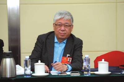 昨天，方来英参加小组讨论。记者 周民 摄