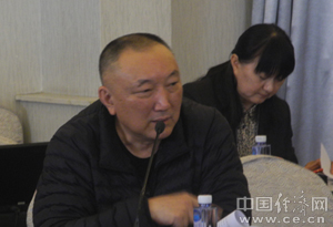 全国政协委员、中国电影集团原董事长韩三平（前排）在小组讨论时发言。(记者 杨开新 摄)