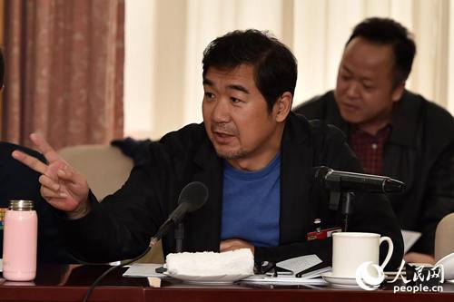 全国政协委员张国立在文艺界别小组讨论上发言。（记者 翁奇羽 摄）