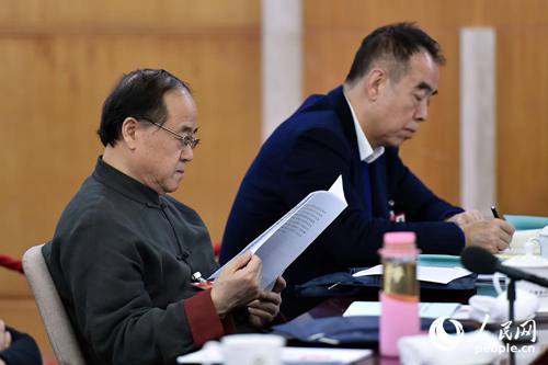 全国政协委员莫言（左）和陈凯歌在小组讨论会上。（记者 翁奇羽 摄）