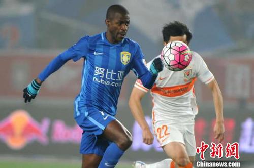 苏宁主场3-0击败鲁能获得开门红。　盛捷 摄