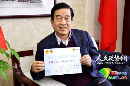 全国政协常委、中国书法家协会主席苏士澍写下：写好中国字，做好中国人。 李永鹏 摄