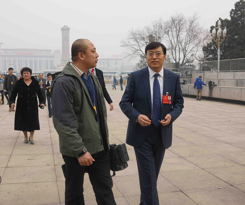 潘刚（右） 网络图片