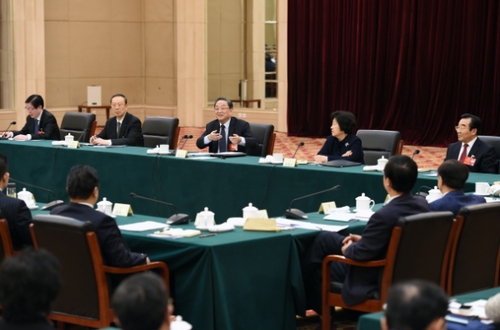 俞正声参加特邀界委员联组会讨论