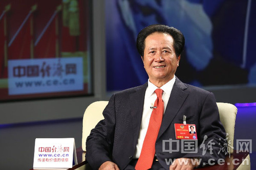 全国政协委员、全国工商联副主席、香港中国商会主席、香港经纬集团董事局主席陈经纬 （记者裴小阁 摄）