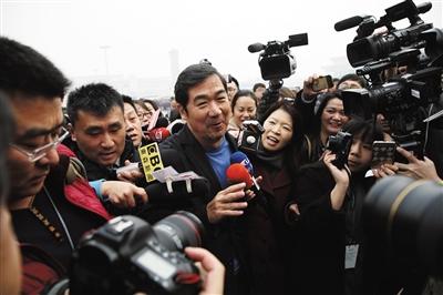 2016年3月3日，全国政协委员张国立被媒体团团围住。记者 侯少卿 摄