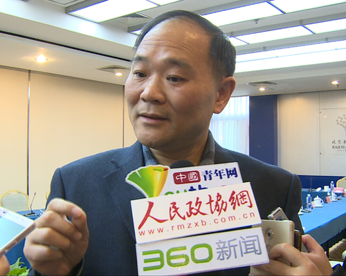 全国政协委员李书福接受记者采访。 记者 晋凯 摄