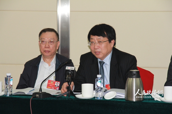 刘迎龙常委在小组讨论会上就儿科问题发言