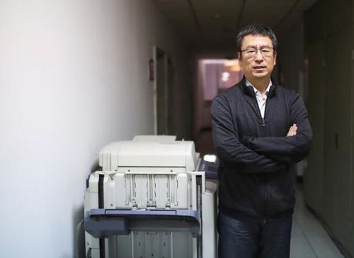 2016年3月5日，北京。全国政协委员、央视著名主持人白岩松接受澎湃新闻记者采访。