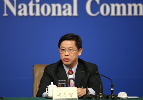 新华社照片，北京，2016年3月7日 
    政协委员谈绿色发展?；ど肪?    3月7日，全国政协十二届四次会议在北京梅地亚两会新闻中心召开记者会，邀请全国政协委员解振华、秦大河、吴晓青、胡存智、白岩松就全面节约和高效利用资源，推动低碳循环发展，加大环境整治力度特别是大气、水和土壤污染防治，加强生态?；ず托薷?，有序有度利用自然，促进生态环境质量总体改善等回答记者提问。这是胡存智委员回答记者提问。 
    新华社记者金立旺摄