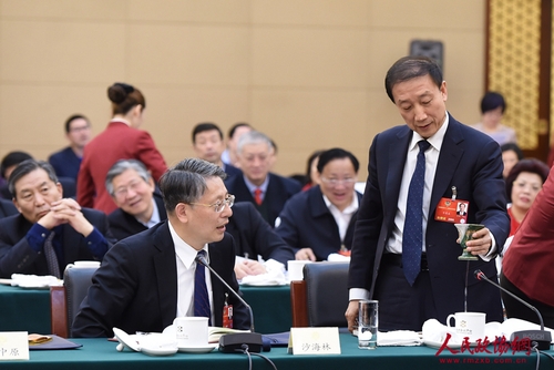 牛有成委员在作《理顺三个关系 接补“三农”短板》的发言时，为大家做的公道杯实验。记者姜贵东摄