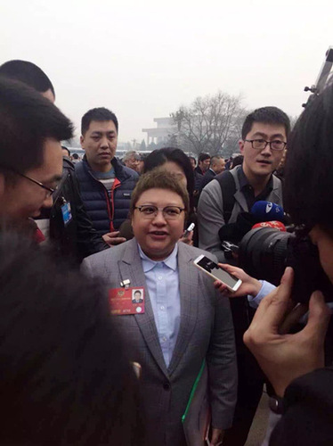 韩红接收记者采访 韩红接收记者采访