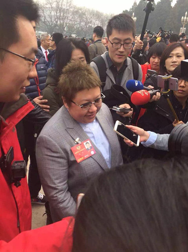 韩红还将视角投射到了网友们最关心的互联网影视作品审核制度 韩红还将视角投射到了网友们最关心的互联网影视作品审核制度