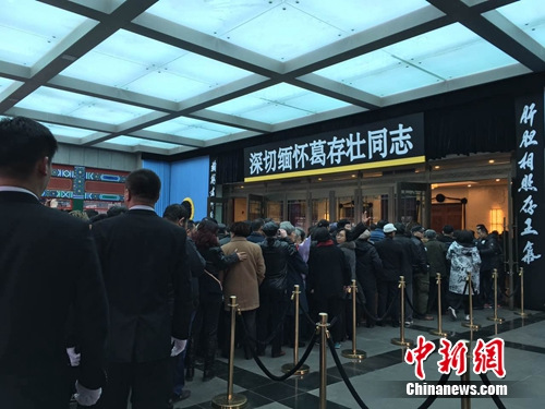 群众排队进入灵堂。<a target='_blank' href='http://www.chinanews.com/' >中新网</a> 李萌 摄