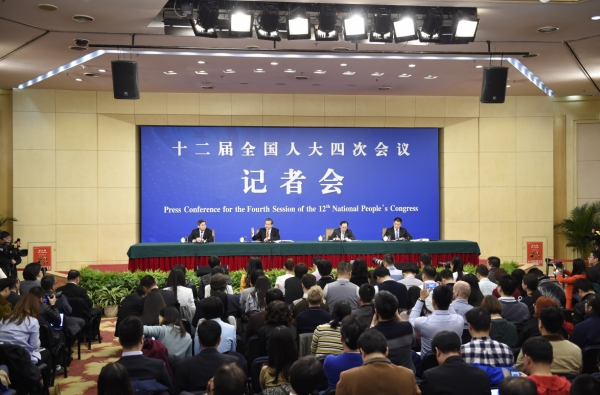 新华社照片，北京，2016年3月8日
    外交部长王毅就“中国的外交政策和对外关系”答记者问
    3月8日，十二届全国人大四次会议新闻中心举行记者会，邀请外交部部长王毅就“中国的外交政策和对外关系”的相关问题回答中外记者的提问。
    新华社记者陈益宸摄