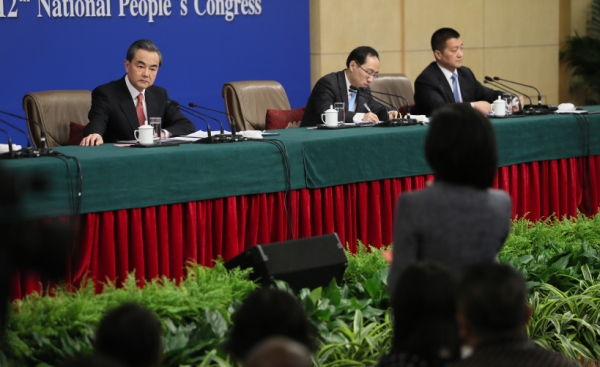 新华社照片，北京，2016年3月8日
    外交部长王毅就“中国的外交政策和对外关系”答记者问
    3月8日，十二届全国人大四次会议新闻中心举行记者会，邀请外交部部长王毅就“中国的外交政策和对外关系”的相关问题回答中外记者的提问。这是王毅倾听记者提问。
    新华社记者陈君清摄