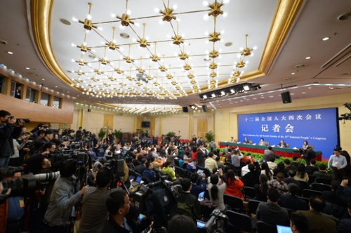 新华社照片，北京，2016年3月8日 
    卫计委主任李斌等就“实施全面两孩政策”答记者问
    3月8日，十二届全国人大四次会议新闻中心举行记者会，邀请国家卫生和计划生育委员会主任李斌、副主任马晓伟和副主任王培安就“实施全面两孩政策”的相关问题回答中外记者的提问。 
    新华社记者 李鑫 摄