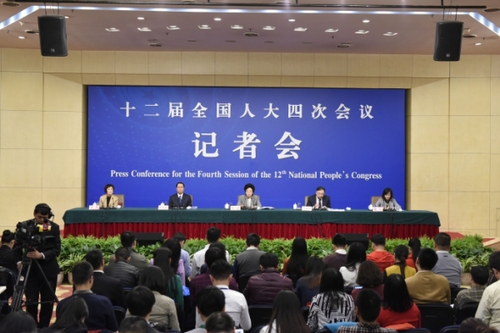 新华社照片，北京，2016年3月8日 
    卫计委主任李斌等就“实施全面两孩政策”答记者问
    3月8日，十二届全国人大四次会议新闻中心举行记者会，邀请国家卫生和计划生育委员会主任李斌、副主任马晓伟和副主任王培安就“实施全面两孩政策”的相关问题回答中外记者的提问。
     新华社记者 陈益宸 摄
