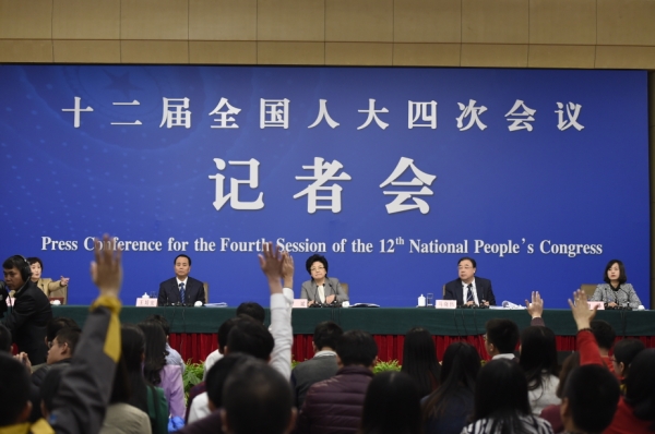 新华社照片，北京，2016年3月8日
    卫计委主任李斌等就“实施全面两孩政策”答记者问
    3月8日，十二届全国人大四次会议新闻中心举行记者会，邀请国家卫生和计划生育委员会主任李斌、副主任马晓伟和副主任王培安就“实施全面两孩政策”的相关问题回答中外记者的提问。
    新华社记者陈益宸摄