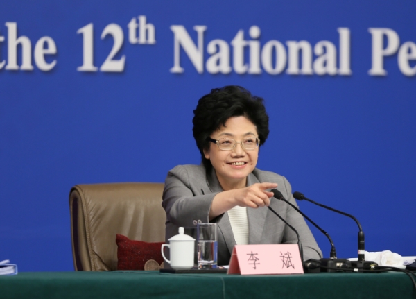 新华社照片，北京，2016年3月8日 
    卫计委主任李斌等就“实施全面两孩政策”答记者问
    3月8日，十二届全国人大四次会议新闻中心举行记者会，邀请国家卫生和计划生育委员会主任李斌、副主任马晓伟和副主任王培安就“实施全面两孩政策”的相关问题回答中外记者的提问。 
    新华社记者 陈君清 摄 
