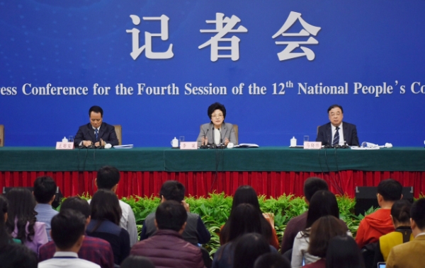 新华社照片，北京，2016年3月8日
    卫计委主任李斌等就“实施全面两孩政策”答记者问
    3月8日，十二届全国人大四次会议新闻中心举行记者会，邀请国家卫生和计划生育委员会主任李斌、副主任马晓伟和副主任王培安就“实施全面两孩政策”的相关问题回答中外记者的提问。
    新华社记者薛玉斌摄