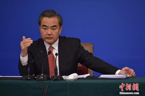 8日，十二届全国人大四次会议新闻中心举行记者会，邀请外交部部长王毅就“中国的外交政策和对外关系”的相关问题回答中外记者的提问。中新社记者 金硕 摄