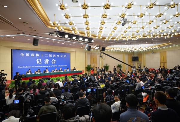 新华社照片，北京，2016年3月9日
    政协委员谈惠及民生共享发展
    3月9日，全国政协十二届四次会议在北京梅地亚两会新闻中心召开记者会，邀请全国政协委员黄洁夫、范小建、胡晓义、李卫红、刘长铭围绕保障和改善民生的重点任务，就特困人群精准帮扶、提高教育质量、促进就业创业和建立更加公平可持续的社会保障制度、深化医药卫生体制改革等问题回答记者提问。
    新华社记者李鑫摄