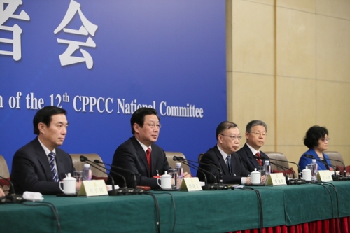 新华社照片，北京，2016年3月9日
    政协委员谈惠及民生共享发展
    3月9日，全国政协十二届四次会议在北京梅地亚两会新闻中心召开记者会，邀请全国政协委员黄洁夫、范小建、胡晓义、李卫红、刘长铭围绕保障和改善民生的重点任务，就特困人群精准帮扶、提高教育质量、促进就业创业和建立更加公平可持续的社会保障制度、深化医药卫生体制改革等问题回答记者提问。
    新华社记者陈君清摄