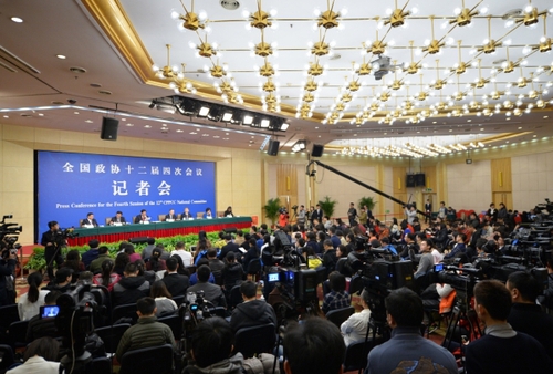 新华社照片，北京，2016年3月9日
    政协委员谈惠及民生共享发展
    3月9日，全国政协十二届四次会议在北京梅地亚两会新闻中心召开记者会，邀请全国政协委员黄洁夫、范小建、胡晓义、李卫红、刘长铭围绕保障和改善民生的重点任务，就特困人群精准帮扶、提高教育质量、促进就业创业和建立更加公平可持续的社会保障制度、深化医药卫生体制改革等问题回答记者提问。
    新华社记者李鑫摄