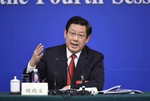 新华社照片，北京，2016年3月9日
    政协委员谈惠及民生共享发展
    3月9日，全国政协十二届四次会议在北京梅地亚两会新闻中心召开记者会，邀请全国政协委员黄洁夫、范小建、胡晓义、李卫红、刘长铭围绕保障和改善民生的重点任务，就特困人群精准帮扶、提高教育质量、促进就业创业和建立更加公平可持续的社会保障制度、深化医药卫生体制改革等问题回答记者提问。这是胡晓义委员回答记者提问。
    新华社记者陈益宸摄