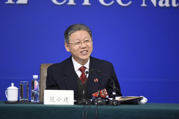 新华社照片，北京，2016年3月9日
    政协委员谈惠及民生共享发展
    3月9日，全国政协十二届四次会议在北京梅地亚两会新闻中心召开记者会，邀请全国政协委员黄洁夫、范小建、胡晓义、李卫红、刘长铭围绕保障和改善民生的重点任务，就特困人群精准帮扶、提高教育质量、促进就业创业和建立更加公平可持续的社会保障制度、深化医药卫生体制改革等问题回答记者提问。这是范小建委员回答记者提问。
    新华社记者陈益宸摄