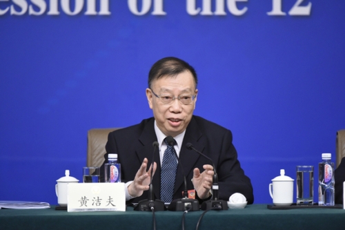 新华社照片，北京，2016年3月9日
    政协委员谈惠及民生共享发展
    3月9日，全国政协十二届四次会议在北京梅地亚两会新闻中心召开记者会，邀请全国政协委员黄洁夫、范小建、胡晓义、李卫红、刘长铭围绕保障和改善民生的重点任务，就特困人群精准帮扶、提高教育质量、促进就业创业和建立更加公平可持续的社会保障制度、深化医药卫生体制改革等问题回答记者提问。这是黄洁夫委员回答记者提问。
    新华社记者陈益宸摄