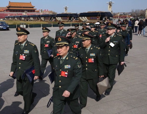 新华社照片，北京，2016年3月9日 
    十二届全国人大四次会议举行第二次全体会议 
    3月9日，十二届全国人大四次会议在北京人民大会堂举行第二次全体会议。这是解放军代表抵达天安门广场。 
    新华社记者张铖摄