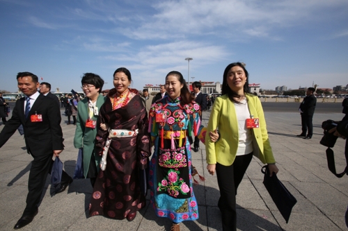 新华社照片，北京，2016年3月9日
    十二届全国人大四次会议举行第二次全体会议
    3月9日，十二届全国人大四次会议在北京人民大会堂举行第二次全体会议。这是代表走向人民大会堂。
    新华社记者张铖摄