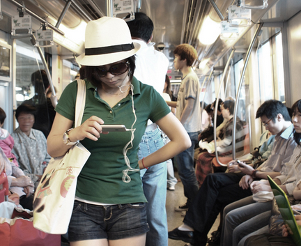 天天猛“刷屏” 小心黄斑出血