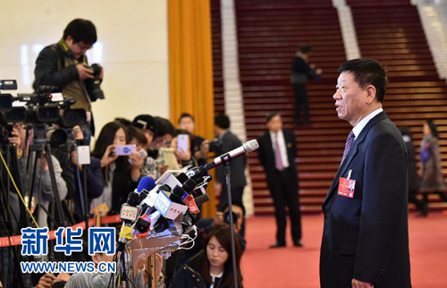 3月9日，十二届全国人大四次会议在北京人民大会堂举行第二次全体会议。这是会前，人力资源和社会保障部部长尹蔚民接受媒体记者采访。 新华社记者 赵颖全 摄