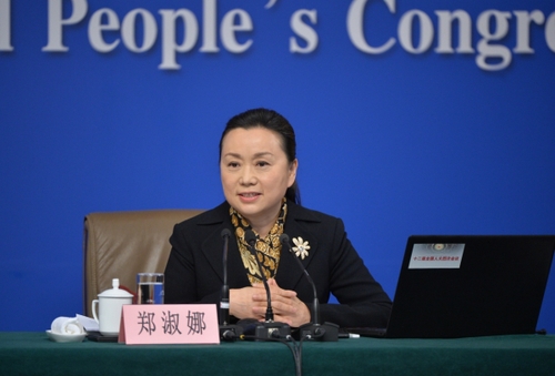 新华社照片，北京，2016年3月10日 
    “人大立法工作”记者会
    3月10日，十二届全国人大四次会议新闻中心在北京梅地亚中心举行记者会，邀请全国人大内司委副主任委员王胜明、全国人大财经委副主任委员乌日图、全国人大环资委副主任委员袁驷、全国人大常委会法工委副主任郑淑娜就“人大立法工作”的相关问题回答中外记者的提问。这是郑淑娜在回答记者提问。 
    新华社记者李鑫摄