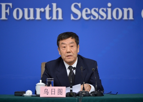 新华社照片，北京，2016年3月10日 
    “人大立法工作”记者会
    3月10日，十二届全国人大四次会议新闻中心在北京梅地亚中心举行记者会，邀请全国人大内司委副主任委员王胜明、全国人大财经委副主任委员乌日图、全国人大环资委副主任委员袁驷、全国人大常委会法工委副主任郑淑娜就“人大立法工作”的相关问题回答中外记者的提问。这是乌日图回答记者提问。 
    新华社记者李鑫摄
