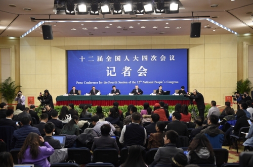 新华社照片，北京，2016年3月10日 
    “人大立法工作”记者会
    3月10日，十二届全国人大四次会议新闻中心在北京梅地亚中心举行记者会，邀请全国人大内司委副主任委员王胜明、全国人大财经委副主任委员乌日图、全国人大环资委副主任委员袁驷、全国人大常委会法工委副主任郑淑娜就“人大立法工作”的相关问题回答中外记者的提问。 
    新华社记者陈益宸摄