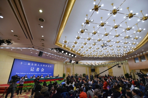 新华社照片，北京，2016年3月10日 
    “人大立法工作”记者会
    3月10日，十二届全国人大四次会议新闻中心在北京梅地亚中心举行记者会，邀请全国人大内司委副主任委员王胜明、全国人大财经委副主任委员乌日图、全国人大环资委副主任委员袁驷、全国人大常委会法工委副主任郑淑娜就“人大立法工作”的相关问题回答中外记者的提问。 
    新华社记者李任滋摄