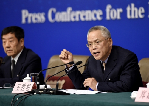 新华社照片，北京，2016年3月10日 
    “人大立法工作”记者会
    3月10日，十二届全国人大四次会议新闻中心在北京梅地亚中心举行记者会，邀请全国人大内司委副主任委员王胜明、全国人大财经委副主任委员乌日图、全国人大环资委副主任委员袁驷、全国人大常委会法工委副主任郑淑娜就“人大立法工作”的相关问题回答中外记者的提问。这是王胜明在回答记者提问。
    新华社记者陈益宸摄