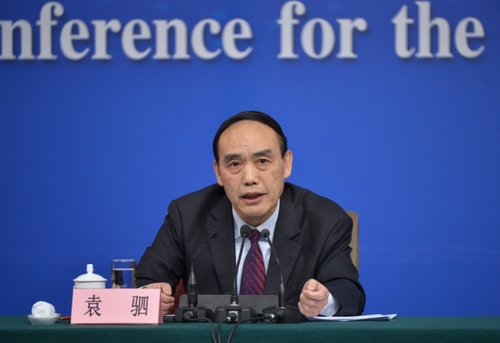 新华社照片，北京，2016年3月10日 
    “人大立法工作”记者会
    3月10日，十二届全国人大四次会议新闻中心在北京梅地亚中心举行记者会，邀请全国人大内司委副主任委员王胜明、全国人大财经委副主任委员乌日图、全国人大环资委副主任委员袁驷、全国人大常委会法工委副主任郑淑娜就“人大立法工作”的相关问题回答中外记者的提问。这是袁驷回答记者提问。 
    新华社记者李鑫摄