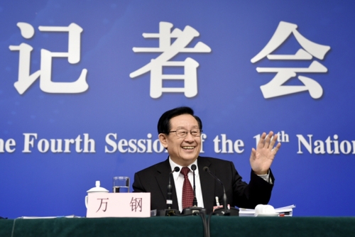 新华社照片，北京，2016年3月10日
    科技部长万钢等就“科技创新发展”答记者问
    3月10日，十二届全国人大四次会议新闻中心举行记者会，邀请科技部部长万钢、中国科技大学常务副校长潘建伟、浙江省科技厅厅长周国辉就“科技创新发展”的相关问题回答中外记者的提问。
    新华社记者陈益宸摄