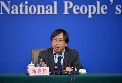 新华社照片，北京，2016年3月10日
    科技部长万钢等就“科技创新发展”答记者问
    3月10日，十二届全国人大四次会议新闻中心举行记者会，邀请科技部部长万钢、中国科技大学常务副校长潘建伟、浙江省科技厅厅长周国辉就“科技创新发展”的相关问题回答中外记者的提问。这是潘建伟在回答记者提问。
    新华社记者李鑫摄