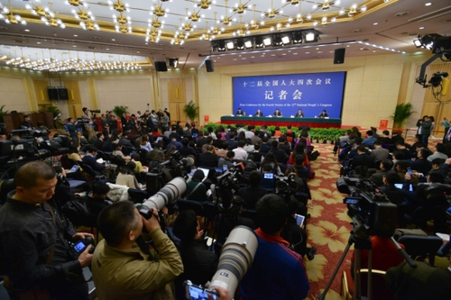 新华社照片，北京，2016年3月10日
    科技部长万钢等就“科技创新发展”答记者问
    3月10日，十二届全国人大四次会议新闻中心举行记者会，邀请科技部部长万钢、中国科技大学常务副校长潘建伟、浙江省科技厅厅长周国辉就“科技创新发展”的相关问题回答中外记者的提问。
    新华社记者李任滋摄