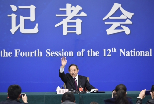 新华社照片，北京，2016年3月10日 
    教育部长袁贵仁答记者问
    3月10日，十二届全国人大四次会议新闻中心举行记者会，邀请教育部部长袁贵仁就“教育改革和发展”的相关问题回答中外记者的提问。这是袁贵仁向记者挥手致意。
    新华社记者 陈益宸 摄